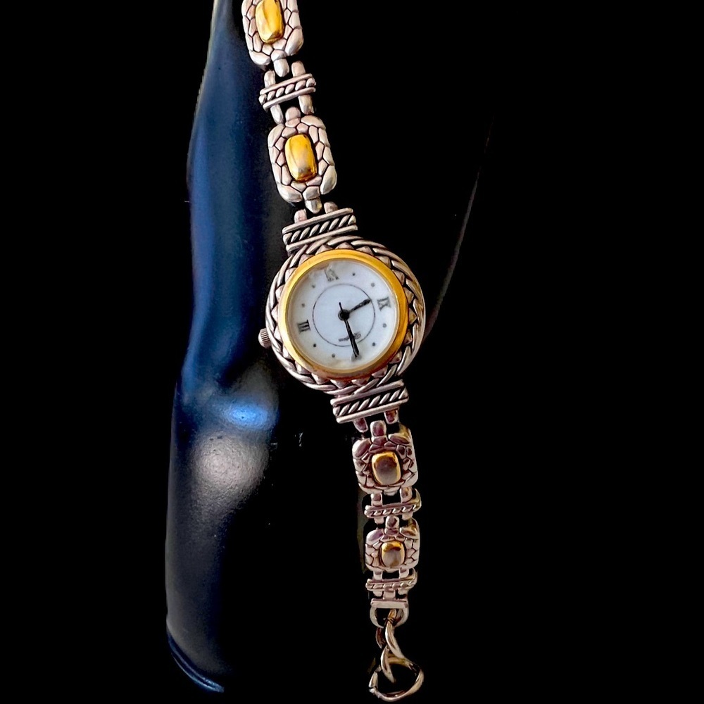 Beautiful Vintage Woman's Brighton Nantucket Watch.  Comes with a battery